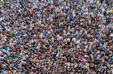 Crowd-people_770755477_800x600